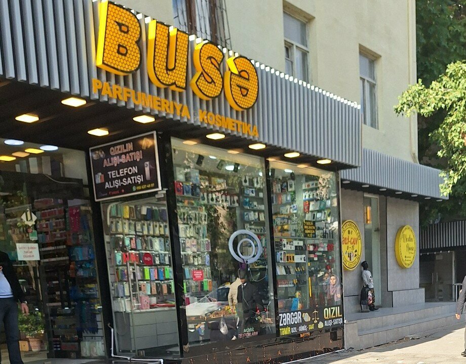 Busə ətriyyat və kosmetika vitrini